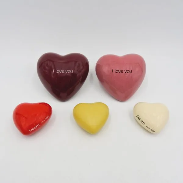images/homepage/hart-knuffel-urnen-in-diverse-kleuren-met-tekst (1).webp